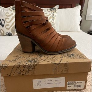 Free People boots…Size 8…like new (worn two-three times) non smoking home.
